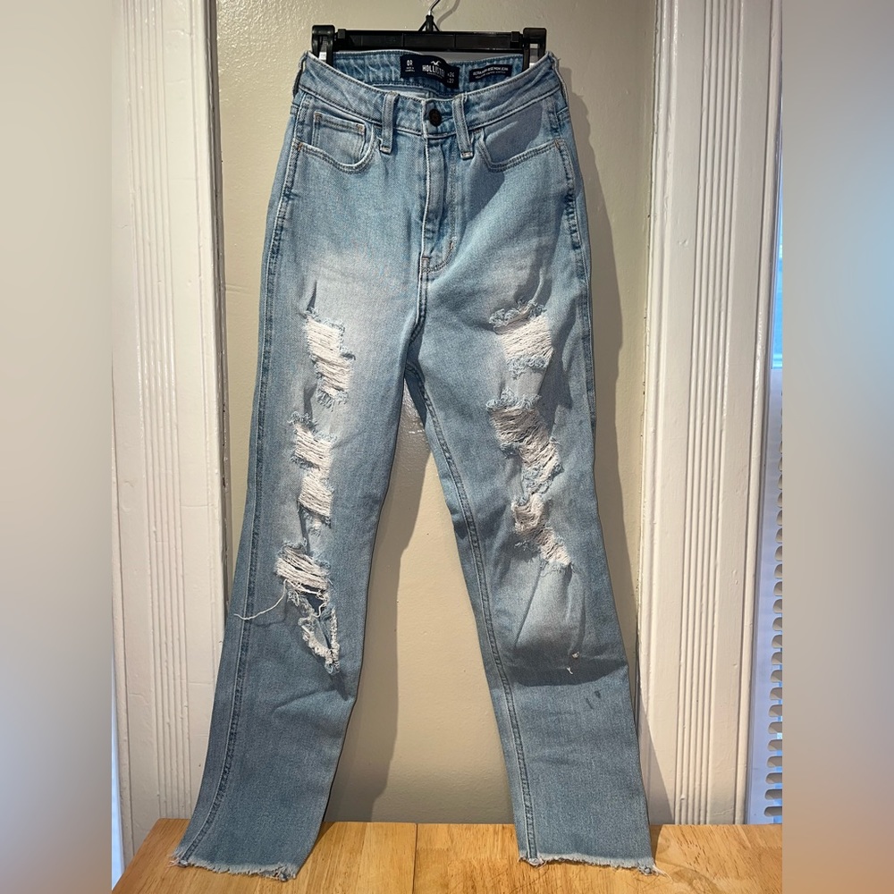 Hollister Ultra High Rise Mom Jean Vintage Stretch light wash, ripped 24W, 0R
